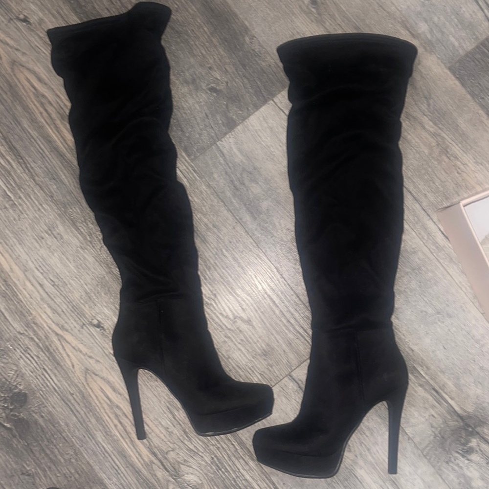 Knee high suede boots 👢 ✨